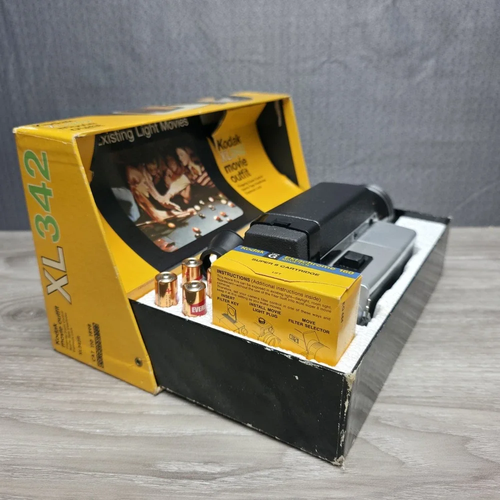 VINTAGE Kodak XL342 Movie Camera CAT 110 1856 UNTESTED Beautiful Collection Add